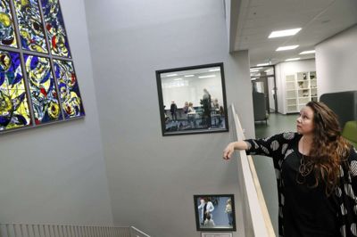 I efteråret kom Carl-Henning Pedersens glasmosaik »Frihedens Lys« til Herning. Lotte Korshøj valgte, at den ville hænge bedst på den nye Lindbjergskolen. Foto: Flemming Hansen