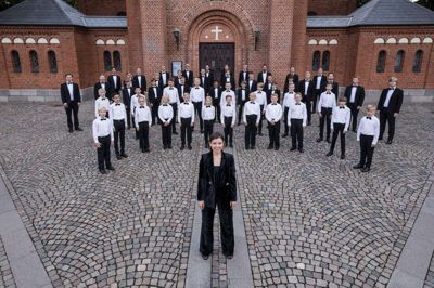 Herning Kirkes Drengekor og dirigent Charlotte Rowan. PR-foto
