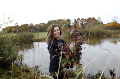 Lene Eriksen finder ro og harmoni i naturen. I hendes arbejde som stylist er der også masser af inspiration i naturens farver, mønstre og faconer. Foto: Flemming Hansen