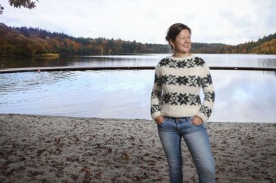 Islændingen Kristin Rannveig Villhjálmsdóttir er selv vokset op med en følelse af at være anderledes. Uanset om hun var i Danmark eller i Island. Det har dannet grundlag for flere interkulturelle projekter, hvor hun lige har været i Silkeborg med kulturmødet for børn »Det Flyvende Tæppe«. Foto: Martin Ballund