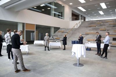 Det store rum her er Atrium, der på latin betyder hjerteforkammer. Det skulle være inviterende og indbydende, fortæller Annette Haagerup (i midten), der er hospitalets forskningskoordinerende ledende overlæge. Foto: Tom Laursen