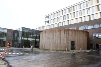 Nido-centret ligger på den vestlige side af det store sygehusbyggeriet. Den runde bygning her med træ-facade auluen - hospitalets største mødelokale med plads til 350 personer. Foto: Tom Laursen