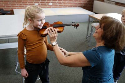 Violinlærer Beata Tobijanska lærer børnene, hvordan violinen skal placeres på den rigtige måde under hagen. Her er det Siw, der øver sig. foto: Flemming Hansen
