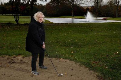 Hanne Häggqvist har selv været aktiv golfspiller i 26 år, og de seneste 20 år har hun været ansat i først Dejbjerg Golf Klub og senest Ikast Tullamore Golf Club. Hun kan tydeligt mærke, hvordan corona-tiden har givet spillerne lyst til endnu mere golf end normalt. I Ikast har der tilmed været mange gæster fra andre klubber. Foto: Henrik Ole Jensen