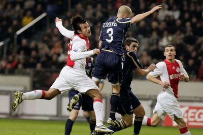 Kristian Bach Bak springer ind foran Dario Cvitanich fra Ajax i en forsvarsaktion. Heerenveen med Bak i startopstillingen vinder her 1-0 i Amsterdam 31. januar 2009. Foto: Ritzau Scanpix/AFP
