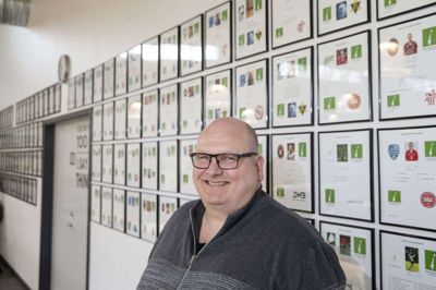 College-leder Karsten Werge bærer titlen UEFA Delegate Liaison Officer, når FC Midtjylland spiller hjemmekampe i de europæiske klubturneringer. Her har han taget plads ved væggen på Sportsstar College Ikast-Brande, hvor tidligere og nuværende collegeelever hyldes. Foto: Tom Laursen