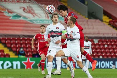 Joel Andersson (t.h.) og anfører Erik Sviatchenko i duel mod Liverpools Takumi Minamino under FCM’s møde på Anfield, hvor den engelske gigant vandt med 2-0. Foto: Ritzau Scanpix