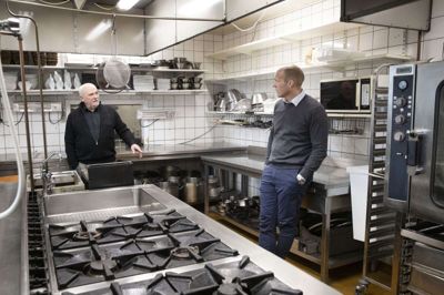 Forstander Ebbe Larsen fra Møltrup Optagelseshjem sammen med Torben Tobiassen i hotellets køkken. De havde talt om at lave en Café Møltrup ved siden af ABC Lavpris i Videbæk, men da hotellet kom til salg, voksede planerne. Møltrup Optagelseshjem har lejet hele stueetagen i det, der nu hedder Westergaards Hus. Foto: Tom Laursen