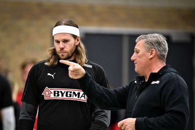 Landstræner Nikolaj Jacobsen (t.h.) har for første gang siden januar samlet sit herrelandshold i håndbold. Der er derfor meget Mikkel Hansen og holdkammeraterne skal indhente efter flere aflyste landsholdssamlinger. Under opholdet i Herning træner holdet i Nordvest Hallen. Foto: Ernst van Norde/Ritzau Scanpix