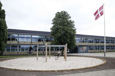 Herningsholmskolen, der blev bygget i 1954, skal rives ned for at give plads til en nybygget skole i op til fire etager. Foto: Tom Laursen