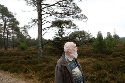 Den 2431 hektar store Nørlund Plantage lever lidt i skyggen af sine mere kendte »naboer« Harrild Hede, Isenbjerg og Søby Brunkulslejer. Men Nørlund-området har masser at byde på, og derfor er det et af favoritstederne, når pensioneret skolekonsulent og nuværende lokalhistoriker samt forfatter Erik Kavin skal ud i naturen. Foto: Flemming Hansen