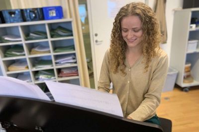Mariann Mikkelsen, der er uddannet fra Musikkonservatoriet, tager de kommende to uger rundt på skoler i Ikast og Herning og holder operaværksted. Vildbjerg Skole var første stop på hendes tur. Foto: Camilla Abildgaard Norup