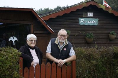 Det er i sandhed et lille »Pa-radis« 71-årige Margit og 75-årige Ernst Lauridsen har her i Haveforeningen Sønderager. Næste år kan parret fejre, at det er 35 år siden, de fik en kolonihave. Samtidig kan de fejre guldbryllup. Fuglefiguren, der dingler i vinduet har Margit Lauridsen syet for at holde fugle fra at flyve panden mod ruden. Hun er tidligere syerske, så det var en smal sag, mens Ernst Lauridsen blandt andet har været ansat på Herning Klædefabrik og som vicevært. Foto: Henrik Ole Jensen