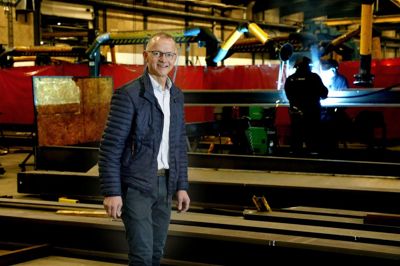 Selvom Torben Larsen ikke længere kører tractor-pulling, vil han stadig være den bedste, og direktøren og familifaren vil helst se fremad. - Vi skal bare være en lille smule bedre, end vi var i går, siger han. Foto: Henrik Ole Jensen