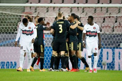 Ajax-spillerne jubler i flok efter målet til 1-0. Foto: Tom Laursen