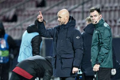 Ajax-træner Erik ten Hag giver anvisninger fra sidelinjen. Han fik dele af sine kampforberedelser spoleret, da der var tvivl om, hvilke spillere han kunne stille med. Men den hollandske storklub endte med at have alle mand til rådighed. Foto: Henning Bagger/Ritzau Scanpix