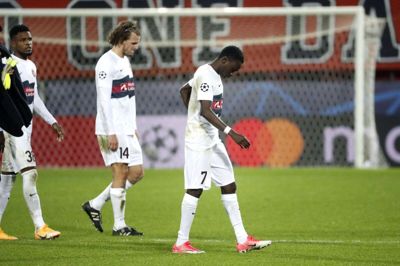 Op med hovedet, Pione Sisto og Alexander Scholz. Det kan godt være, at overraskelsen heller ikke kom i tirsdagens hjemmekamp mod Ajax. Men holdet fra Amsterdam er altså også lidt af en modstander. Ajax omsætter for halvanden milliard kroner om året og har solgt spillere for over tre milliarder kroner siden 2017. Foto: Tom Laursen