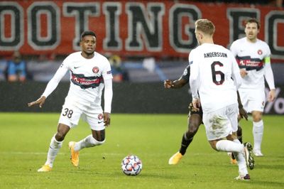 Frank Onyeka (t.v.) stryger også energisk ind i duellerne i Champions League. Nigerianeren har været involveret i 27 frispark i tre kampe. Foto: Tom Laursen