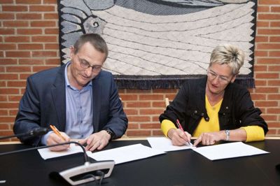 Koordinator Kjeld Møller Madsen og udvalgsformand Birthe Sørensen (S) skrev begge under på en samarbejdsaftale med stor tilfredshed. Foto: Tom Laursen
