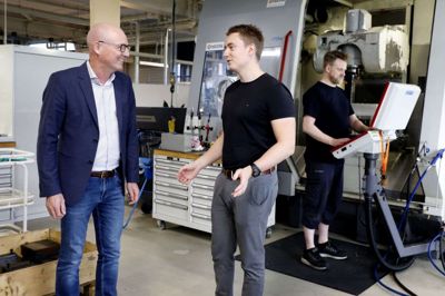 Mads Mølbak (t.v.) er som vice president hos Kyocera Unimerco glad for et tæt samarbejde med AU Herning. Det har blandt andet banet vejen for ansættelsen af Kristian Møller. Foto: Henrik Ole Jensen