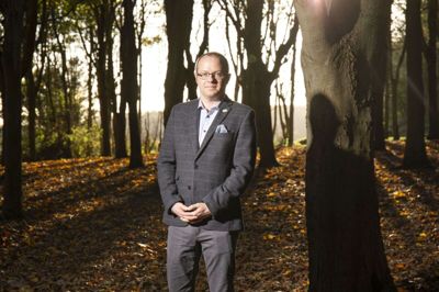 Benjamin Sovacool kommer fra England og er ansat som professor ved Aarhus Universitet i Herning. De kommende seks år skal han stå i spidsen for et forskningsprojekt, der skal undersøge nye metoder til at nedbringe CO2. Foto: PR-foto