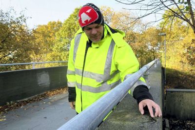 Ingeniør Kim Grarup er Herning Kommunes garant for, at kommunens godt 400 broer lever op til standarden. Herning Folkeblad har været med ham på tilsyn på en af de 24 broer, der skal repareres frem mod april. Som det fremgår af hovedbeklædningen er Kim Grarup også glad for fodbold. Foto: Bo Lundgaard