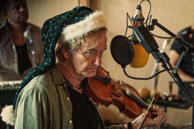 »Lilholt-klanen« plejer at have store julefester. I mere end 50 år har familien fejret jul hos Lars Lilholts søster, der har overtaget barndomshjemmet, men i år er festen aflyst grundet coronakrisen. I stedet håber Lars Lilholt, at familien vil lytte til hans nye juleplade og mindes de gode gamle dage. Foto: Frank Rosgaard