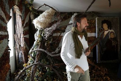 Blomsterkunstneren Johnny Haugaard og mere end 200 frivillige er i disse timer i fuld gang med at skabe Danmarks smukkeste juleudstilling på herregården Nørre Vosborg. Her er han i et af rummene på første sal, hvor en engel står med front mod vinduet og udsigt til tårnværelset i indgangsportalen og byder folk velkommen. Alt i rummet er skabt af naturmaterialer - væggen, gardinerne og maleriet på væggen. Om aftenen strømmer der laserlys ud af et af vinduerne for at skabe en illusion af tusindvis af stjerner. Foto: Flemming Hansen