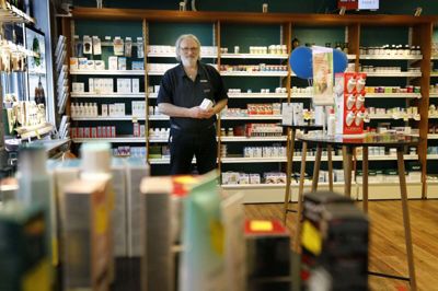 Aflivningen af alle dansk mink kommer Vildbjerg Apotek til at mærke på omsætningen af receptpligtig medicin til mink. Apoteker Nis Fink Jepsen understreger dog, at det, der sker for minkavlerne, er langt værre. Foto: Henrik Ole Jensen