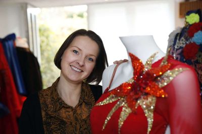 Dans har været en stor del af 37-årige Jeanette Mikkelsens liv. Hun har selv gået til dans på Familien Nielsens Danseskole, siden hun var fem år, og i dag er hun indehaver af Dansegalleriet, hvor hun syr dansetøj inden for forskellige genrer, disco, standard og latin. Senest har hun syet vinderkjolerne til bronzevinderen ved EM. Men hun syr også brudekjoler, konfirmationskjoler og andet festtøj. Foto: Flemming Hansen