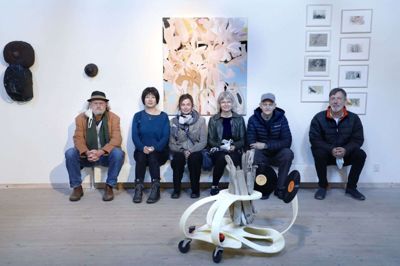 Seks af de syv udstillende kunstnere i Kunstpakhuset i Ikast, for en stund samlet siddende for at undgå mundbindene. Deres udstilling kan ses frem til 6. december. Foto: Henrik Ole Jensen