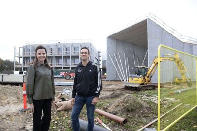 Den nye talentskole er ved at tage form bag Sportscenter Herning. Til højre ses det kommende indgangsparti, hvor blandt andre gymnaster fra Gjellerup Sdr., hvor Tina Bang (t.v.) er formand, skal gå ind. Elitekoordinator Søren Baadsgaard ser mange fordele i den nye skole. Foto: Tom Laursen