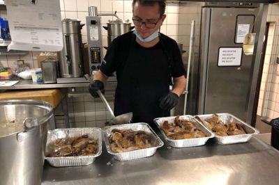 Peter Schmidt er ved at smørre de udskårne og forstegte ænder ind i andefedt. De fleste ænder bliver serveret på Hotel Vildbjerg, men 17 portioner skal ud af huset. Foto: Henrik Lind Jørgensen