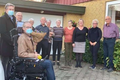 Lennart Qvist (K) til venstre uddelte årets frivilligpris til brugerråd og vennekreds ved Spjald Plejehjem og Aktivitetscenter. Foto: PR-Foto