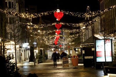 Der er snart hjerter og granguirlander i hele Hernings midtby, og på fredag er det tid til at skabe årets første rigtig julestemning med julebelysningen. Foto: Henrik Ole Jensen