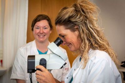 Kathrine Dyhr Lycke og Rikke Kamp Damgaard - ph.d.-studerende fra Gynækologisk-Obstetrisk Afdeling i Hospitalsenheden Vest - har til sammen fået bevilget 1 million kroner fra Puljen til Styrkelse af Sundhedsforskning i Region Midtjylland til at forske i diagnostik og behandling af moderate celleforandringer på livmoderhalsen. FOTO: PR-FOTO