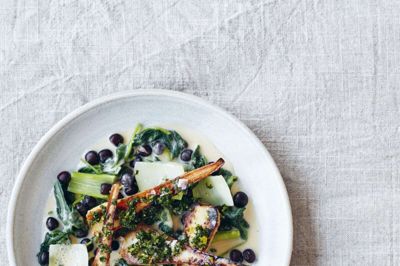 Ristede persillerødder med misosauce, ærter, spinat og bladbeder. Foto: Chris Tonnesen