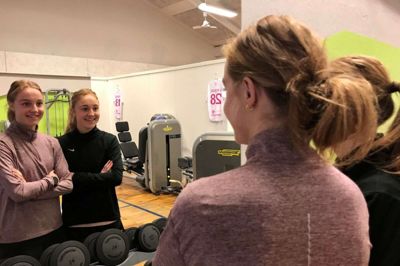 Karen og Sara (t.h.) Holmgaards fodboldkarriere er sammen med den danske kvindeliga foreløbigt suspenderet. De 21-årige midtjyske tvillinger spiller for de danske mestre Fortuna Hjørring, hvor truppen lige nu er splittet op i en gruppe nord- og syd for Limfjorden. Foto: Jette Aaes