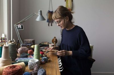 Tekstildesigner Astrid Skibsted udgiver bogen »Vikleprøvemanifestet«. Foto: Pr-foto