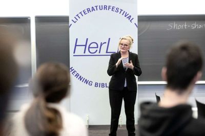 Dorthe Nors gæstede gymnasiet og læste blandt andet novellen »Kummefryseren« op. Foto: Tom Laursen