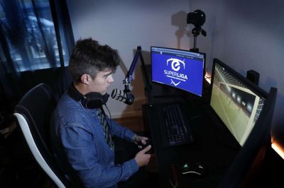 Jacob Nørmark Hansen er i København to gange hver uge for at kommentere e-superliga live. Derudover har han lavet et studie i sit hjem, hvorfra han sender indslag, optakter, analyser og forventinger til e-superligaen. Foto: Flemming Hansen