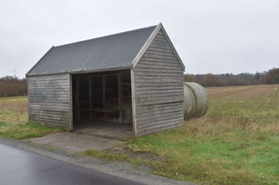 Venteskuret på Brogårdvej ser egentlig ganske pænt ud, men træværket kunne dog trænge til en gang Solignum.