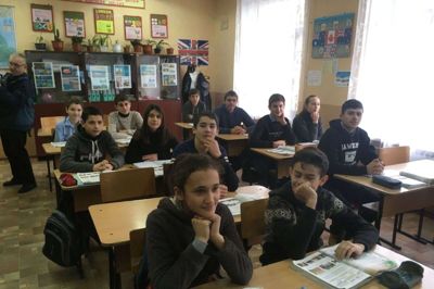 Skoler, sygehuse, børnehjem. Fra et lager i Herborg er blandt andet 53 skoleborde, 129 stole og ni interaktive tavler sendt til Moldova. Eleverne i en skoleklasse havde kun en brunmalet trætavle fra dengang, Moldova var en del af Sovjetunionen. Foto: Privatfoto