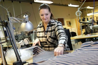 Lise Clemmensen siger sjældent nej til at afprøve kundernes idéer, selvom det kræver en innovativ indgang til tøjkonstruktion. Foto: Tom Laursen