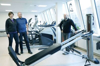 Anne Mette og Niels Herforth har drevet fysioterapi-klinik siden 2014 - nu overtager Ulrich Ohm (t.h.). Foto: Henrik Ole Jensen