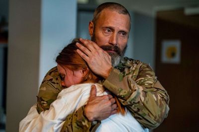 Mads Mikkelsen overrasker frydefuldt med endnu en pragtpræstation som soldaten Markus. Foto: Rolf Konow