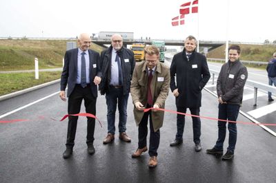 Transportminister Benny Engelbrecht indviede omfartsvejen uden om Haderup for halvanden måned siden. Der er stadig pres for at forbedre hele strækningen mellem Skive og Herning. Foto: Tom Laursen