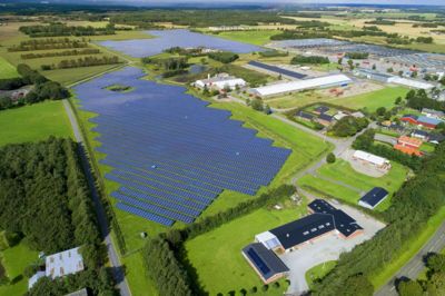 Der er meget stor forskel på, hvor langt de enkelte kommuner er kommet med at etablere solceller og dermed indfri regeringens målsætning for 2030. Ringkøbing-Skjern Kommune er på 90 procent, hvis man sætter målsætningen i forhold til kommunens indbyggertal. Dette foto er af en solcellepark ved Fårvang nord for Silkeborg.