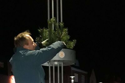 Frivillige fra Videbæk Rotary Klub har sat vinterklar gadepynt op på Bredgade. Foto: Privatfoto