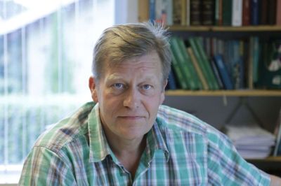 Sognepræst Flemming Møller vil fire gange juleaftensdag stå for julegudstjenester i Videbæk Idræts- og Fritidscenter. Hans kollega Ruben Elkjær Kristensen vil to gange stå for en lille julegudstjeneste lillejuleaftensdag i Videbæk Kirke og en lovsangsgudstjeneste juleaftensdag i fritidscentret. Foto: Henrik Ole Jensen